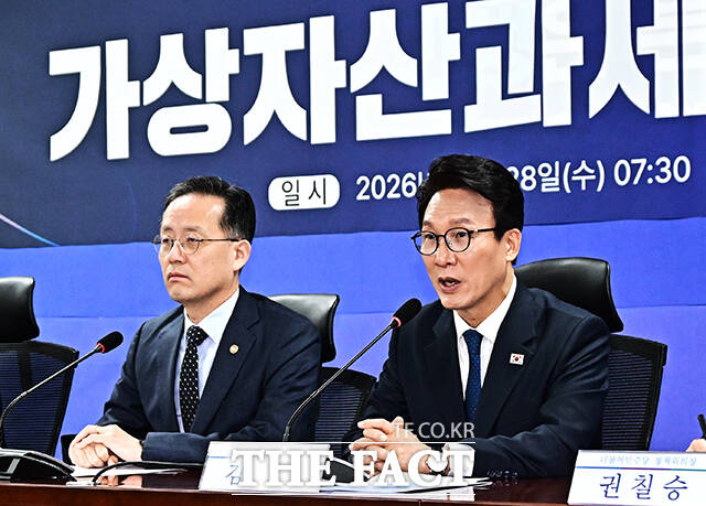 김민석 더불어민주당 대표(오른쪽)가 28일 오전 서울 여의도 의원회관에서 열린 가상자산과세 당정협의회에 참석해 모두발언을 하고 있다. /국회=배정한 기자