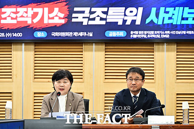 차규근 조국혁신당 의원과 박성준 더불어민주당 의원, 서영교 법사위원장, 한병도 더불어민주당 원내대표, 전용기 더불어민주당 의원, 이건태 더불어민주당 의원(왼쪽부터)이 28일 오후 서울 여의도 국회 의원회관 제1세미나실에서 열린 '윤석열 정권 정치검찰 조작기소 국조특위 사례보고회'에 참석해 기념사진 촬영을 하고 있다.