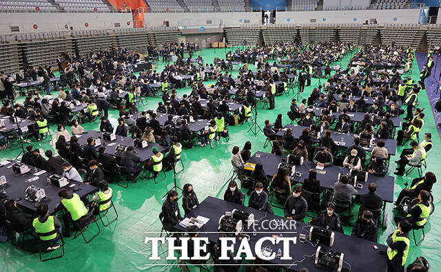 이날 검증참관인으로 참석한 장동혁 국민의힘 대표(왼쪽)가 참관 현장의 촬영 불가 방침을 두고 이태한 특검(오른쪽)과 대화를 나누고 있다. /사진공동취재단