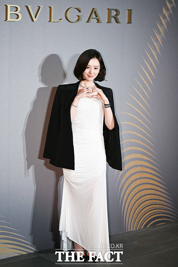 김지원이 '손 하트' 포즈를 하고 있다.
