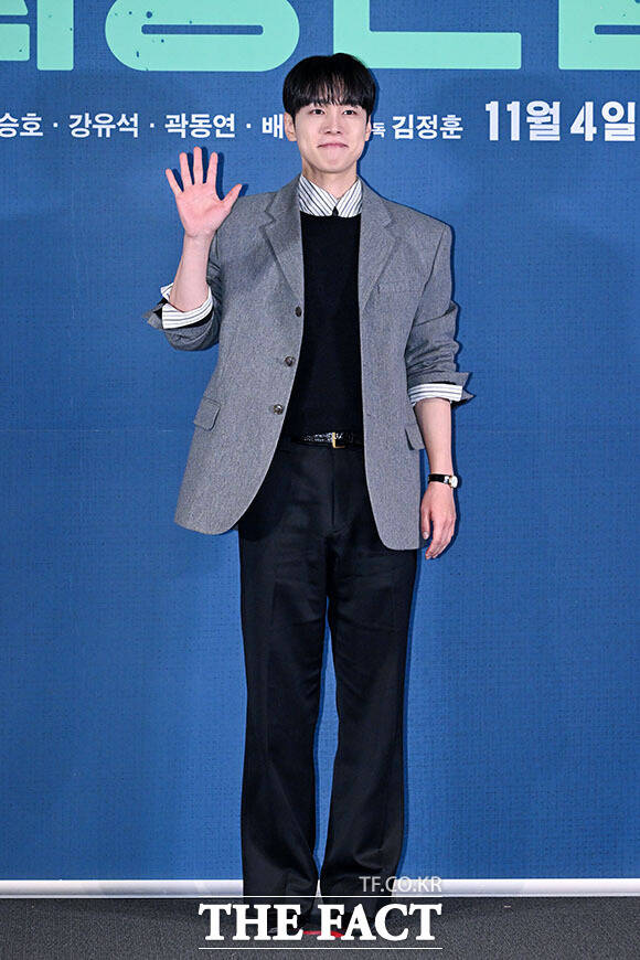 김정훈 감독과 배우 강유석, 조이현, 배강희, 김재원(왼쪽부터)이 28일 오후 서울 용산구 CGV 용산아이파크몰에서 열린 영화 ‘최종면접’ 언론배급시사회 및 기자간담회에 참석해 포즈를 취하고 있다. /서예원 기자