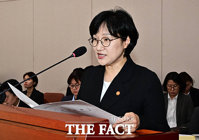 원민경 성평등가족부 장관이 28일 오전 서울 여의도 국회 성평등가족위원회에서 열린 성평등가족부에 대한 국정감사에 출석해 증인선서를 하고 있다.