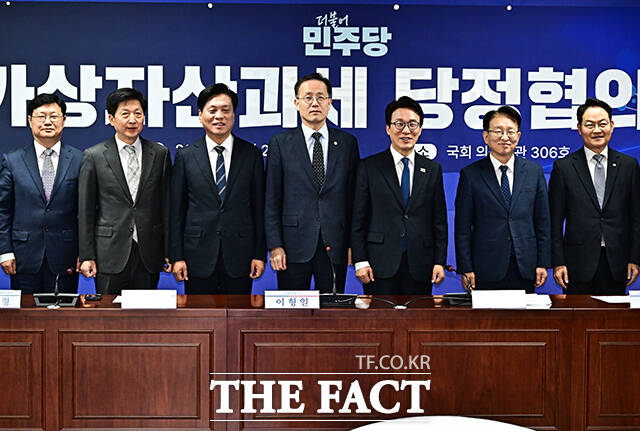 조승래 재경위원장과 이형일 부총리 겸 재정경제부 장관, 김민석 더불어민주당 대표(왼쪽 세번째부터)가 28일 오전 서울 여의도 의원회관에서 열린 가상자산과세 당정협의회에 참석해 기념사진 촬영을 하고 있다.