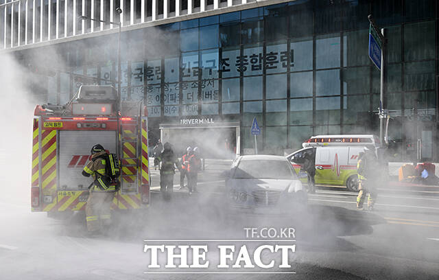 전기차 화재·인파사고 대비 '2026 재난대응 안전한국훈련'이 28일 오전 서울 강동구 강동아이파크 더리버몰에서 실시된 가운데 훈련에 참가한 구조대원이 구조자를 구출해 나오고 있다. /박상민 기자