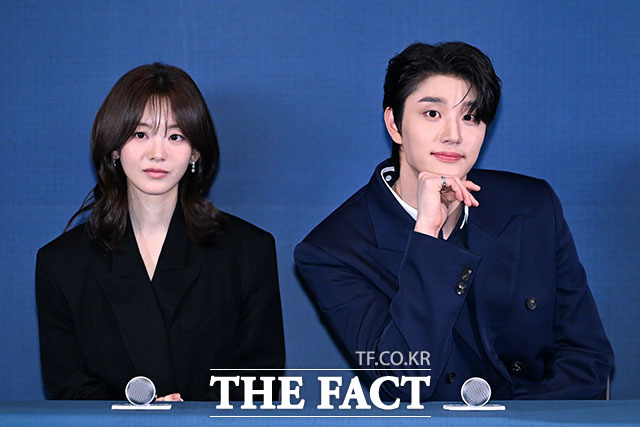 이번 작품을 통해 스크린 데뷔를 치르는 김재원(오른쪽)은