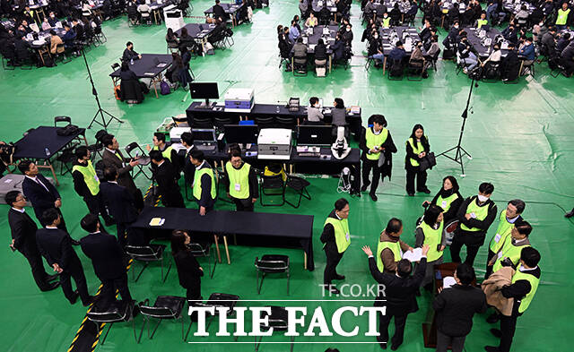 이날 장동혁 국민의힘 대표와 국민의힘 검증참관인이 검증에 참여하고 있다. /사진공동취재단