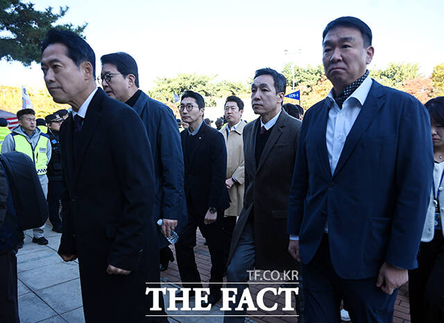 이날 검증참관인으로 참석한 장동혁 국민의힘 대표(왼쪽)가 참관 현장의 촬영 불가 방침을 두고 이태한 특검(오른쪽)과 대화를 나누고 있다. /사진공동취재단