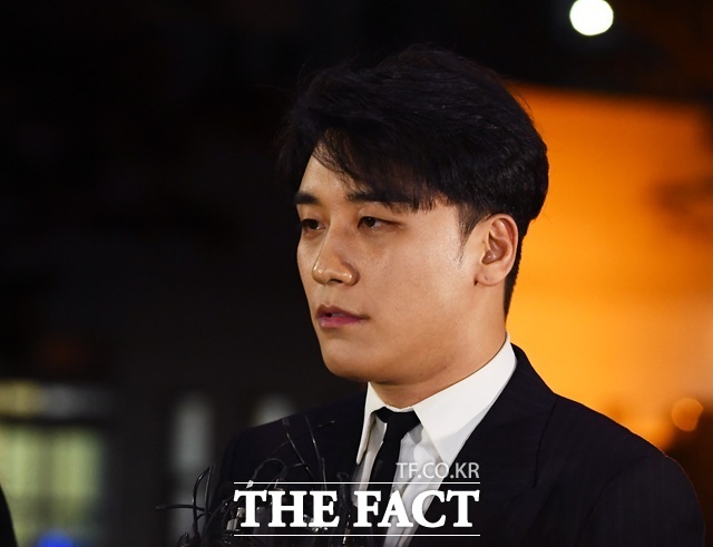 그룹 빅뱅의 전 멤버 승리가 혼인신고를 마치고 출산을 앞두고 있다./더팩트DB