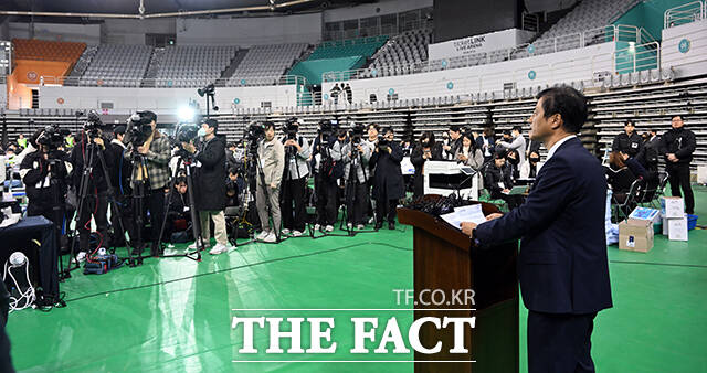 이날 검증참관인으로 참석한 장동혁 국민의힘 대표(왼쪽)가 참관 현장의 촬영 불가 방침을 두고 이태한 특검(오른쪽)과 대화를 나누고 있다. /사진공동취재단