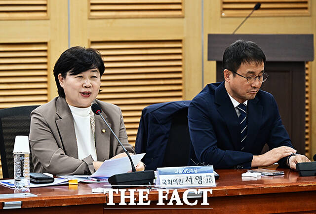 차규근 조국혁신당 의원과 박성준 더불어민주당 의원, 서영교 법사위원장, 한병도 더불어민주당 원내대표, 전용기 더불어민주당 의원, 이건태 더불어민주당 의원(왼쪽부터)이 28일 오후 서울 여의도 국회 의원회관 제1세미나실에서 열린 '윤석열 정권 정치검찰 조작기소 국조특위 사례보고회'에 참석해 기념사진 촬영을 하고 있다.