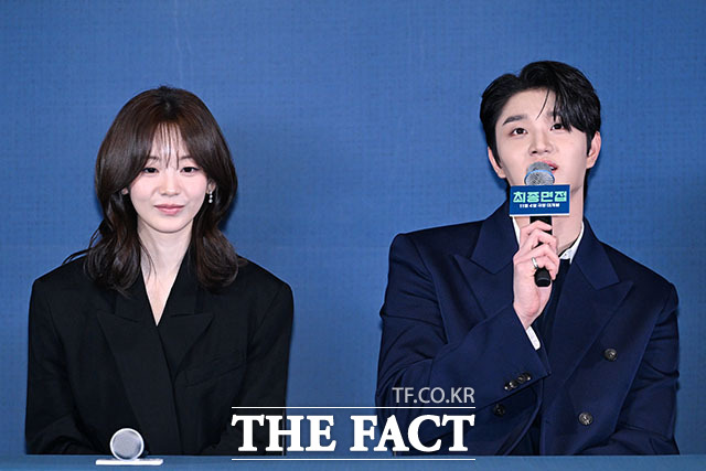 배우 김재원의 포즈에 웃음 터뜨리는 조이현(왼쪽).