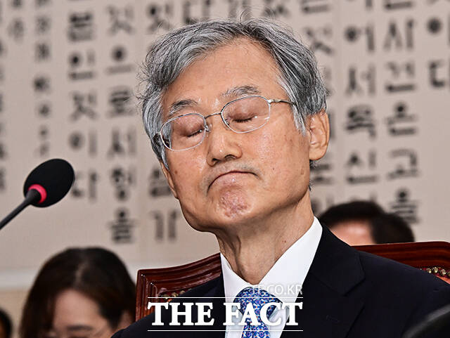 더불어민주당이 조희대 대법원장에 대한 국정조사 추진을 공식화하면서 실효성을 둘러싼 의문이 제기된다. 사진은 6일 오전 서울 여의도 국회 법제사법위원회에서 열린 대법원 등에 대한 국정감사에 출석해 질의를 듣고 있는 조 대법원장. /배정한 기자