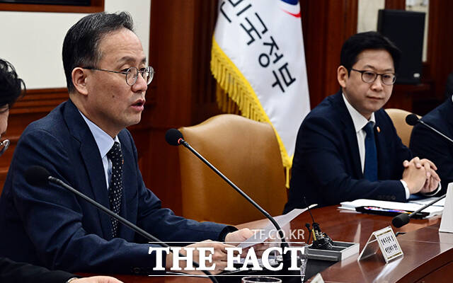 이형일 부총리 겸 재정경제부 장관(왼쪽)이 28일 오전 서울 종로구 정부서울청사에서 열린 경제관계장관회의-과학기술관계장관회의 연석회의에 참석해 모두발언을 하고 있다. /임영무 기자