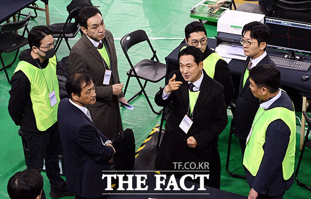 이날 장동혁 국민의힘 대표와 국민의힘 검증참관인이 검증에 참여하고 있다. /사진공동취재단