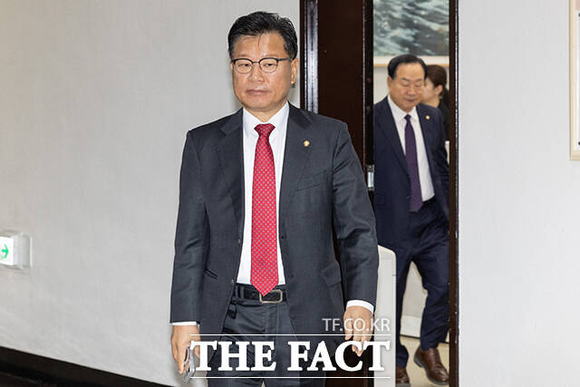 국방정보본부 국정감사 참석하는 이양수 정보위원장.