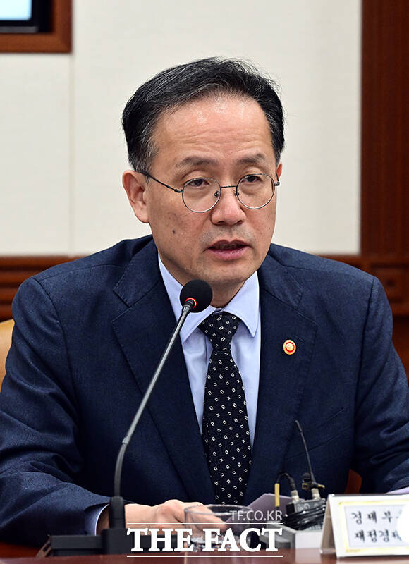 이형일 부총리 겸 재정경제부 장관(왼쪽)이 28일 오전 서울 종로구 정부서울청사에서 열린 경제관계장관회의-과학기술관계장관회의 연석회의에 참석해 모두발언을 하고 있다. /임영무 기자