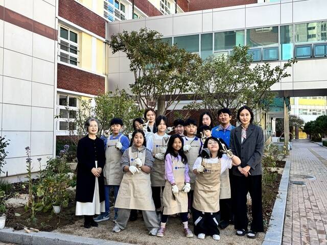 한국가스공사가 28일 대구 달산초등학교에서 진행한 생태숲 조성 봉사활동 참가자들이 기념촬영을 하고 있다. /한국가스공사