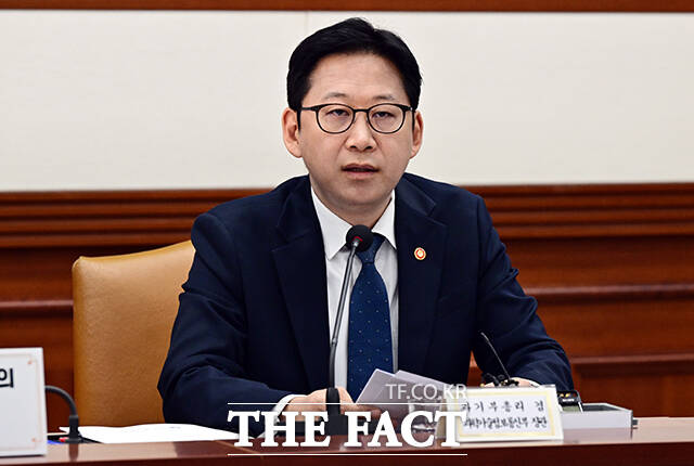 이형일 부총리 겸 재정경제부 장관(왼쪽)이 28일 오전 서울 종로구 정부서울청사에서 열린 경제관계장관회의-과학기술관계장관회의 연석회의에 참석해 모두발언을 하고 있다. /임영무 기자