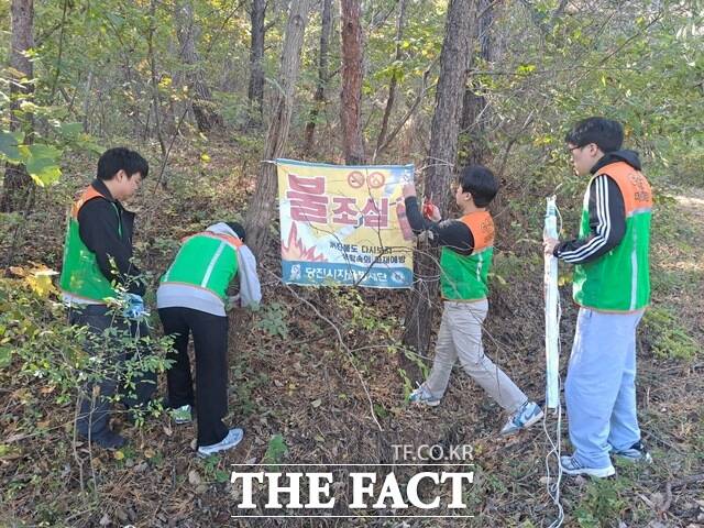 당진시는 신성대 학생들과 함께 27일 정미면 덕마리 일원에서 ‘산불 예방 캠페인’을 실시했다. /당진시