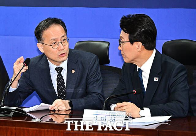 김민석 더불어민주당 대표와 대화하는 이형일 부총리 겸 재정경제부 장관.