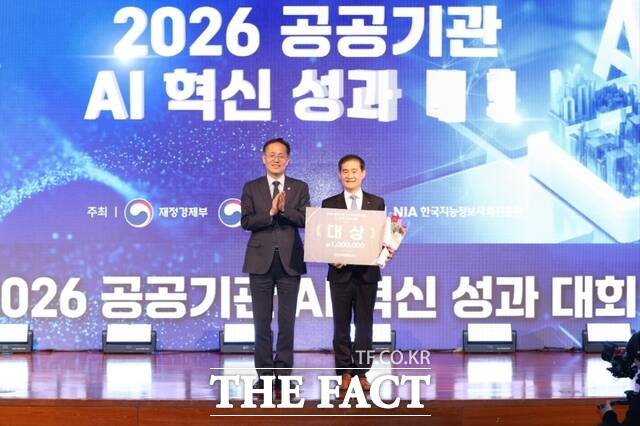 28일 서울시 마포구 누리꿈스퀘어에서 열린 '2026년 공공기관 AI 혁신 챌린지'에서 공사 김범호 사장직무대행(오른쪽)이 ‘AI 활용 우수사례’ 부문 대상을 수상한 후 이형일 경제부총리 겸 재정경제부 장관과 기념촬영을 하고 있다. /인천공항공사