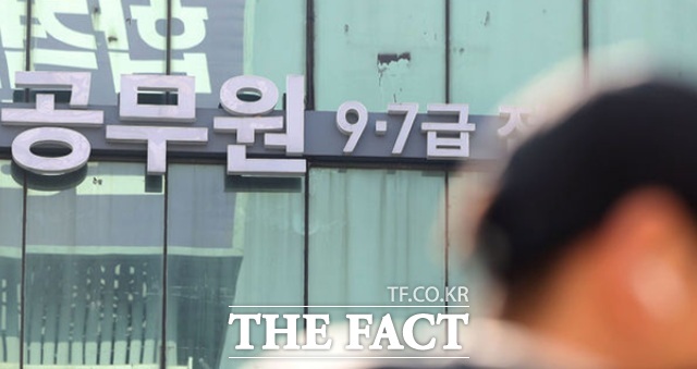 행정안전부는 오는 31일 전국 16개 시·도에서 지방공무원 7급 공개·경력경쟁임용시험 등 필기시험을 실시한다고 28일 밝혔다. /뉴시스