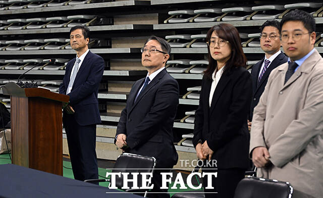 이날 검증참관인으로 참석한 장동혁 국민의힘 대표(왼쪽)가 참관 현장의 촬영 불가 방침을 두고 이태한 특검(오른쪽)과 대화를 나누고 있다. /사진공동취재단
