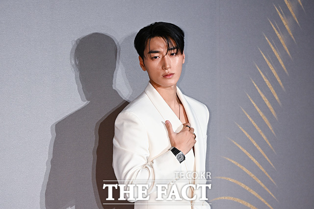 그룹 에이티즈 산이 28일 오후 서울 강남구 송은에서 열린 불가리(BVLGARI) '빛, 형상 그리고 비전' 전시 프리뷰 포토월에 참석해 포즈를 취하고 있다. /송호영 기자