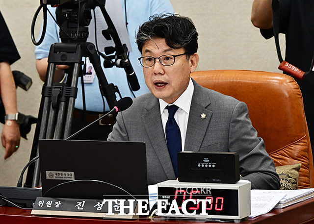 국회 국방위원장인 진성준 더불어민주당 의원이 미국으로부터 비자 발급을 거부당했다고 밝혔다. 사진은 지난 8월 20일 오전 서울 여의도 국회에서 열린 국방위원회 전체회의에 참석해 발언을 하고 있는 진 위원장. /배정한 기자