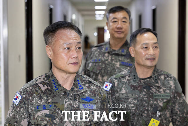 정보위 국정감사 출석하는 김준호 국방정보본부장과 윤동원 777사령관, 박민영 정보사령관(왼쪽부터).