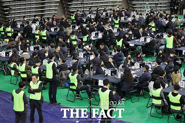 이날 검증참관인으로 참석한 장동혁 국민의힘 대표(왼쪽)가 참관 현장의 촬영 불가 방침을 두고 이태한 특검(오른쪽)과 대화를 나누고 있다. /사진공동취재단