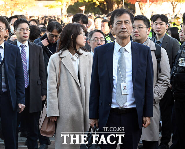 이날 검증참관인으로 참석한 장동혁 국민의힘 대표(왼쪽)가 참관 현장의 촬영 불가 방침을 두고 이태한 특검(오른쪽)과 대화를 나누고 있다. /사진공동취재단