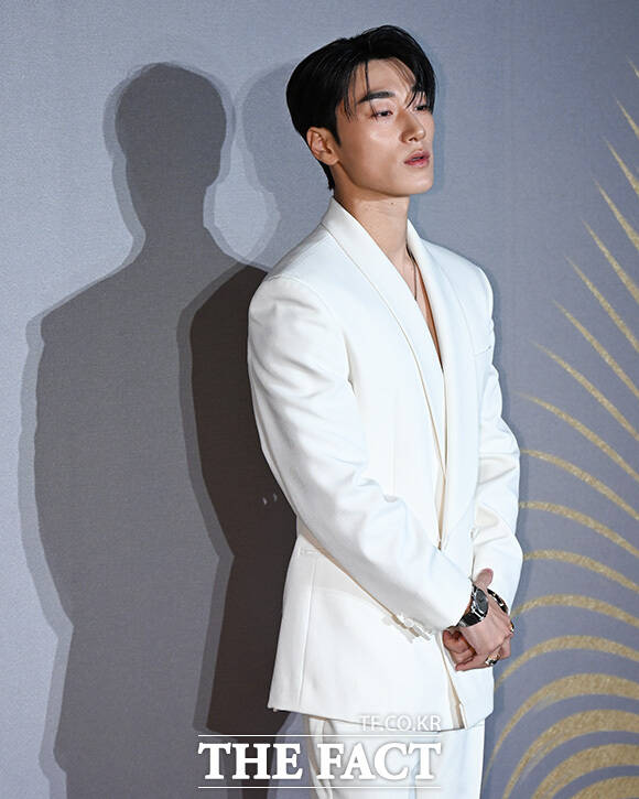 산이 'BAD' 안무를 취하고 있다.