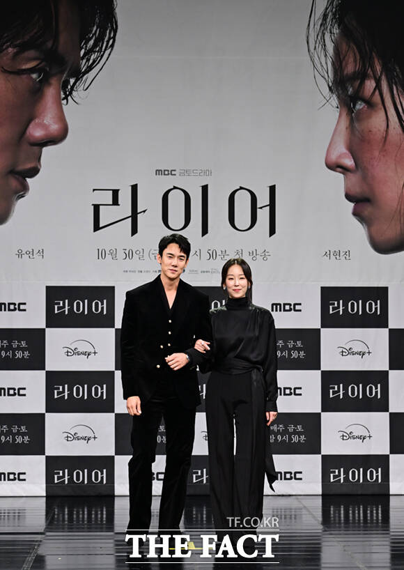 조영민 감독과 배우 서현진, 유연석(왼쪽부터)이 28일 오후 서울 마포구 상암동 MBC 골든마우스홀에서 열린 새 금토드라마 '라이어' 제작발표회에 참석해 포즈를 취하고 있다.