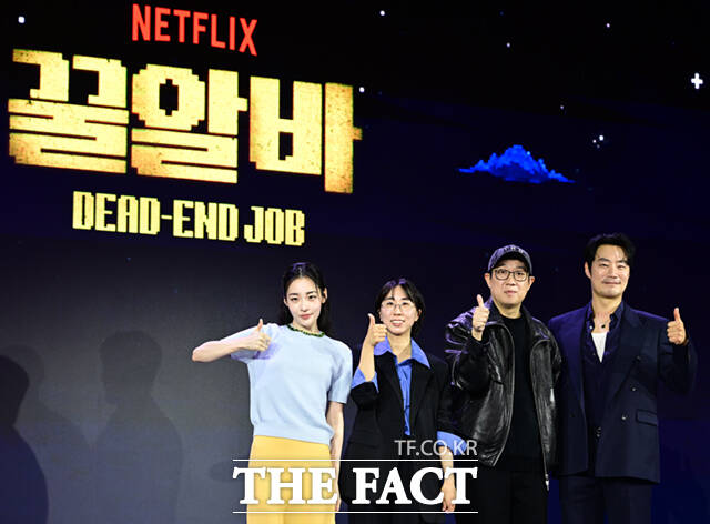 배우 김민하와 김다민 감독, 한준희 기획총괄, 배우 이희준(왼쪽부터)이 28일 서울 여의도 페어몬트 앰배서더 서울에서 열린 넷플릭스 새 오리지널 시리즈 '꿀알바' 제작발표회에 참석해 포즈를 취하고 있다. /이새롬 기자