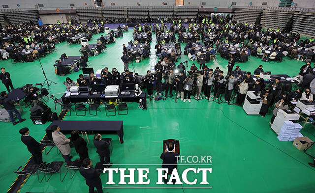 이날 검증참관인으로 참석한 장동혁 국민의힘 대표(왼쪽)가 참관 현장의 촬영 불가 방침을 두고 이태한 특검(오른쪽)과 대화를 나누고 있다. /사진공동취재단