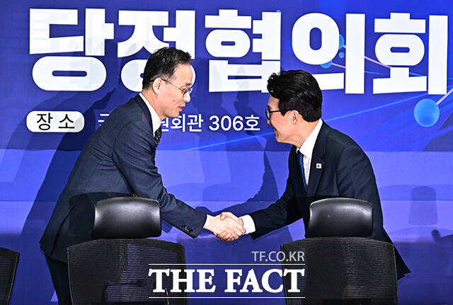 인사하는 김민석 더불어민주당 대표와 이형일 부총리 겸 재정경제부 장관(왼쪽).