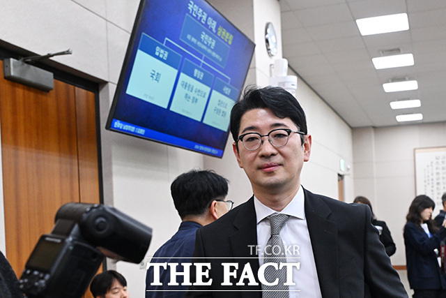 더불어민주당이 김혜경 여사의 이른바 '황제 골프' 의혹을 제기한 주진우 국민의힘 의원을 당 법률위원회 검토를 거쳐 고발하기로 했다. 사진은 26일 오후 서울 여의도 국회에서 열린 법제사법위원회의 대법원 등에 대한 종합감사에서 발언을 마친 뒤 퇴장하고 있는 주 의원. /더팩트 DB