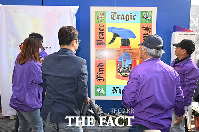 10·29 이태원 참사 4주기를 하루 앞둔 28일 오후 서울 용산구 10·29 기억과 안전의 길에서 '기억과 안전의 길' 4주기 빌보드 개막식' 기자회견이 열린 가운데 관계자가 빌보드에 대한 설명을 하고 있다. /박헌우 기자