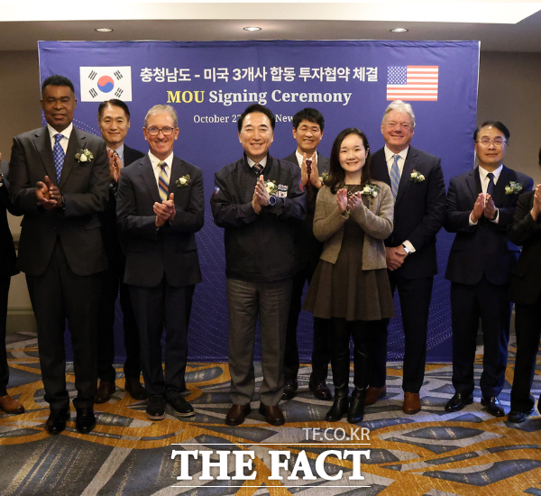 박수현 충남도지사(앞줄 가운데)가 27일(현지시간) 미국 뉴욕에서 열린 충남도와 미국 3개 기업 간 투자협약식에서 참석자들과 기념촬영을 하고 있다. /충남도