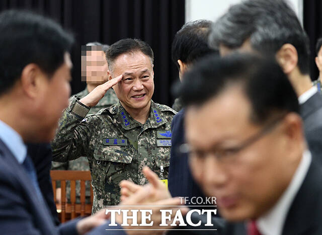 김준호 국방정보본부장이 28일 오전 서울 여의도 국회 정보위원회에서 열린 국방정보본부에 대한 국정감사에 출석해 의원들에게 거수 경례를 하고 있다. /국회사진기자단