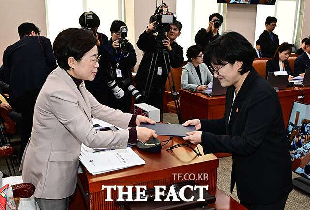 원민경 성평등가족부 장관이 28일 오전 서울 여의도 국회 성평등가족위원회에서 열린 성평등가족부에 대한 국정감사에 출석해 증인선서를 하고 있다.