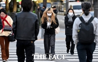  싸늘해진 출근길 '패딩부터 목도리까지 등장' [TF사진관]