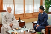  임광현 비서실장, 진우스님 예방…