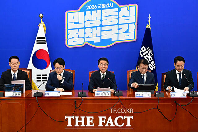 한병도 더불어민주당 원내대표(가운데)가 29일 오전 서울 여의도 국회에서 열린 정책조정회의에 참석해 모두발언을 하고 있다. /국회=배정한 기자