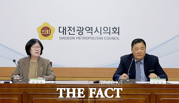 대전시의회가 29일 의회 소통실에서 사진 오른쪽부터 구본환·하경옥 대전시의원이 공동좌장을 맡은 ‘청소년 100원 버스 지원 정책토론회’를 개최했다. /대전시의회