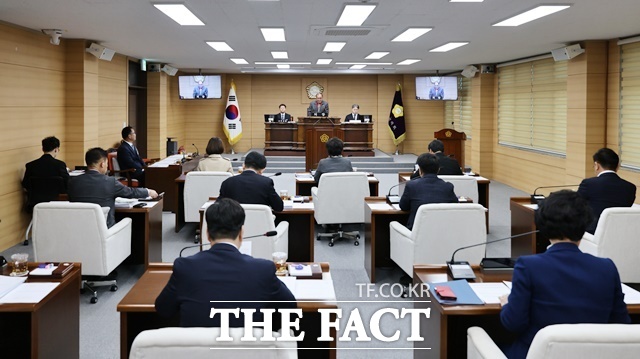 부여군의회가 28일 제304회 제1차 정례회 제2차 본회의를 열고 폐회하고 있다. /부여군의회