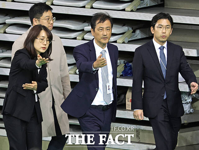 이태한 선거관리위원회 특별검사(가운데)가 28일 선관위 특검의 6·3 지방선거 투표용지 공개검증이 열리는 서울 송파구 올림픽공원 핸드볼경기장에 입장하고있다. /사진공동취재단