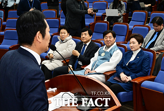 정청래 전 더불어민주당 대표가 친청계 문정복 의원과 공개적으로 만난 가운데 다음 달 전국여성위원장 선거가 친청계의 결집력을 가늠할 시험대로 주목받고 있다. 사진은 문정복, 이성윤, 황명선, 이언주 민주당 의원(왼쪽부터)이 지난 2월12일 오후 서울 여의도 국회에서 열린 의원총회에 참석해 정 전 대표의 모두발언을 듣고 있는 모습./배정한 기자