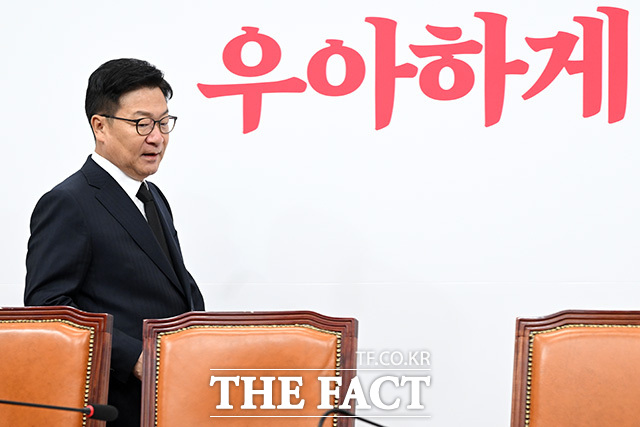 최고위원회의에서 모두발언 하는 정 원내대표(가운데).